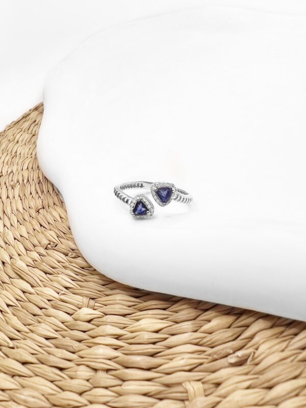 טבעת כסף עם אבן ספיר, טבעת כסף אבן חן לאישה, טבעת ספיר, טבעת כסף פתוחה, טבעת עם אבן כחולה, טבעת עם ספיר טבעית,