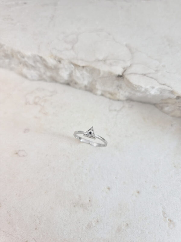 טבעת משולש עם יהלום שחור, טריניטי