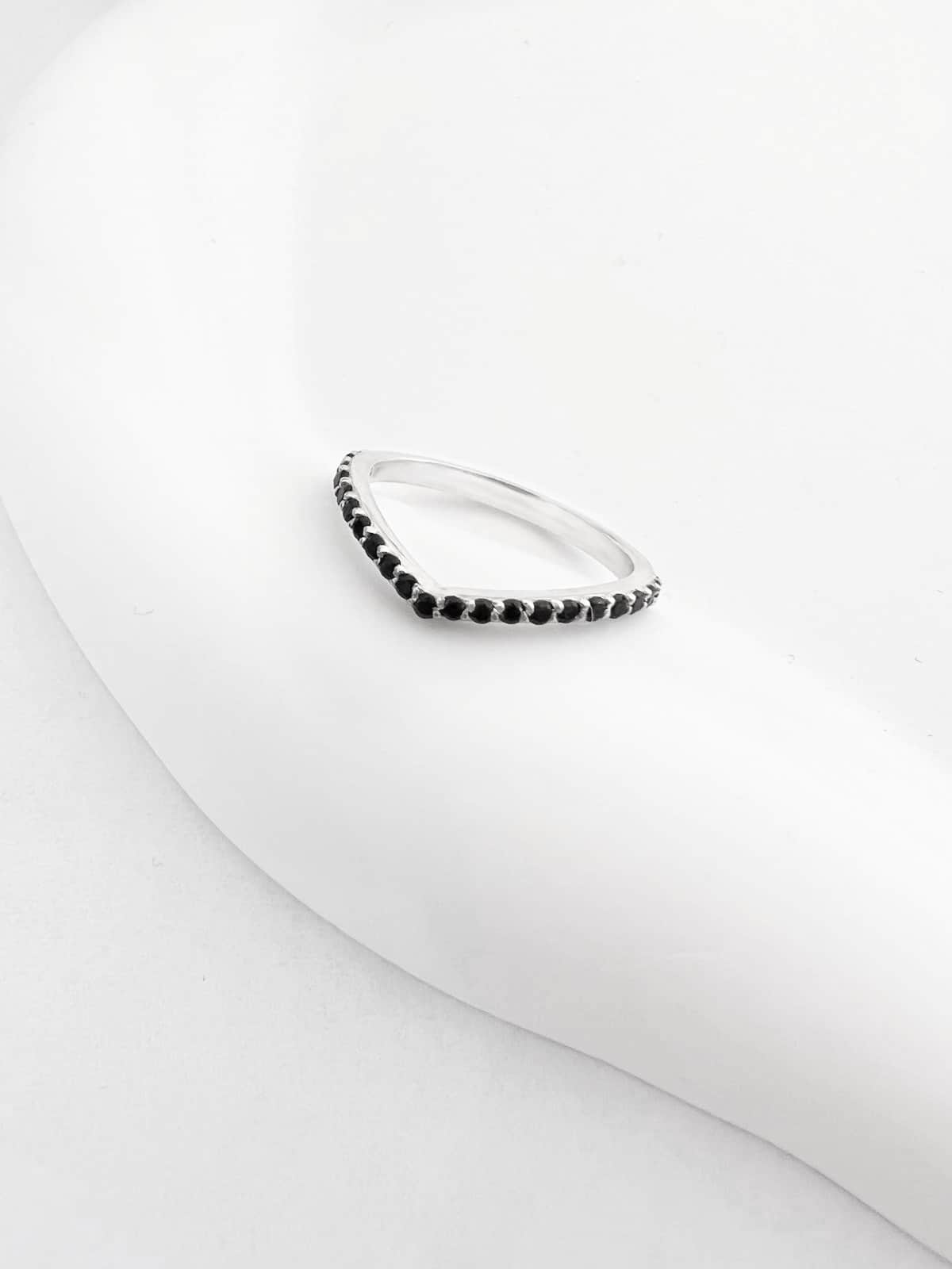 טבעת וי שחורה, טבעת אוניקס, טבעת חץ, טבעת כסף וי שחורה לאישה, טבעת וי אוניקס,