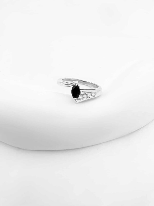 טבעת כסף עם אבן שחורה לאישה, טבעת אוניקס לאישה, טבעת עם אבן אוניקס לאישה,