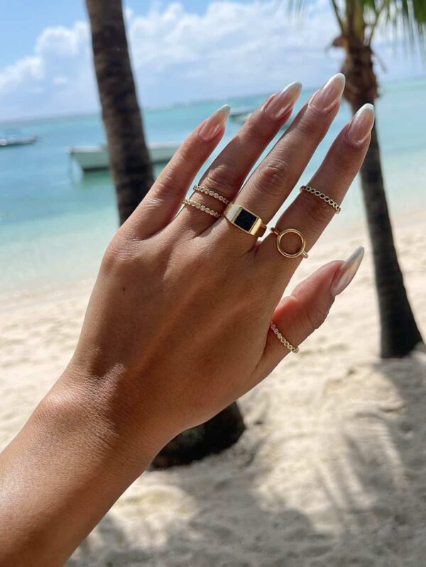 טבעת זהב עם אבן שחורה לאישה, טבעת זהב שחורה, טבעת עם אבן שחורה, טבעת זהב לאישה,