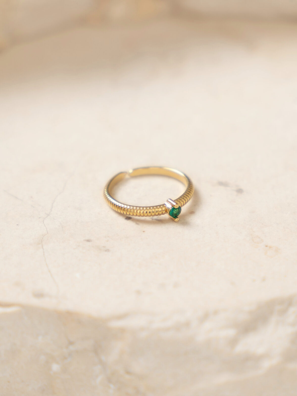 טבעת סוליטר, טבעת זהב סוליטר,טבעת אירוסין יהלום, טבעת אירוסים זולה, טבעת אירוסים זולה, טבעת זהב עם זרקון, טבעת זהב עם שיבוץ, טבעת זהב משובצת,