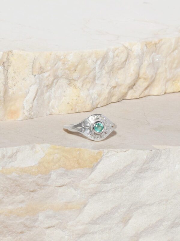 טבעת כסף לאישה עם אבן אמרלד, טבעת אמרלד לאישה, טבעת אמרלד מיוחדת, טבעת כסף עם אבן חן, טבעת כסף עם אבן ירוקה,