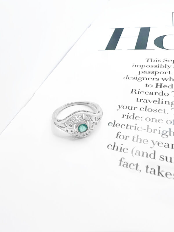 טבעת כסף לאישה עם אבן אמרלד, טבעת אמרלד לאישה, טבעת אמרלד מיוחדת, טבעת כסף עם אבן חן, טבעת כסף עם אבן ירוקה,