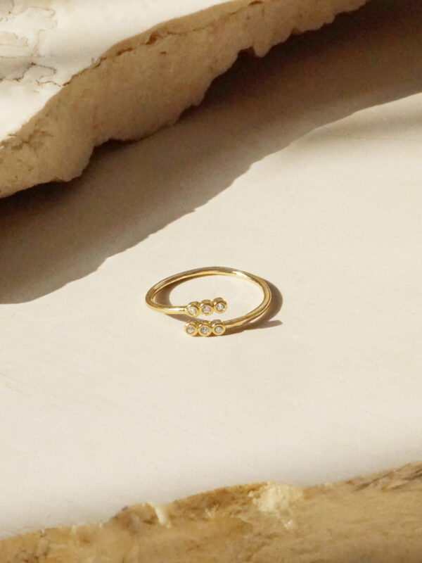 טבעת זהב משובצת