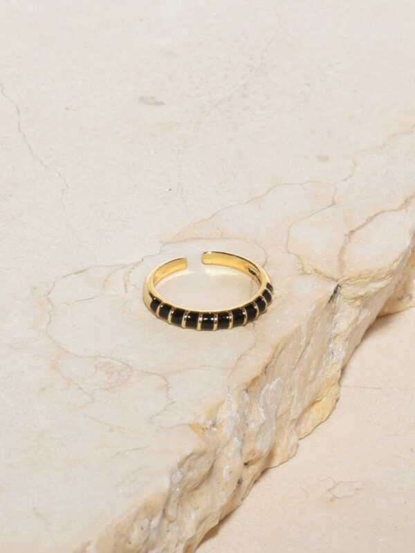 טבעת זהב לאישה, טבעת שחורה לאישה, טבעת אמייל שחורה, טבעת זהב פתוחה שחורה לאישה,