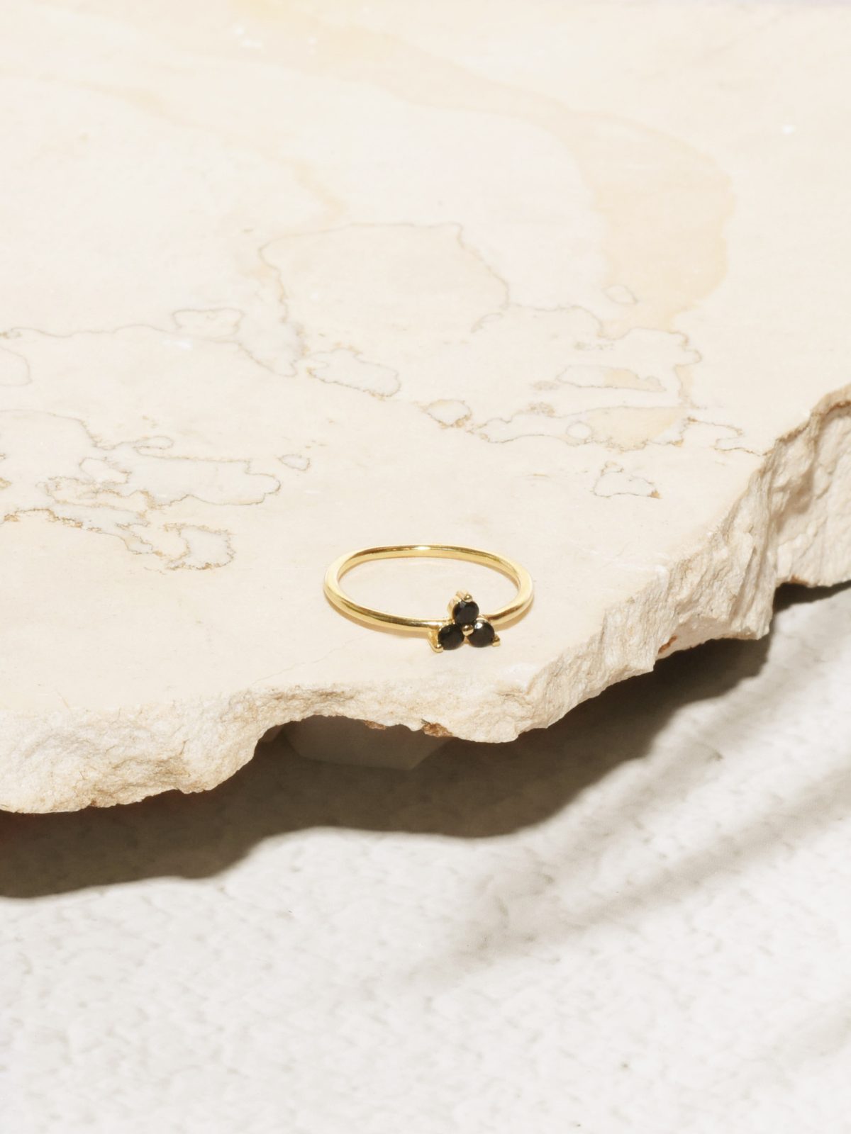 טבעת זהב שחורה, טבעת זהב עדינה, טבעת זהב טריו, טבעת זהב עם אבנים שחורות,