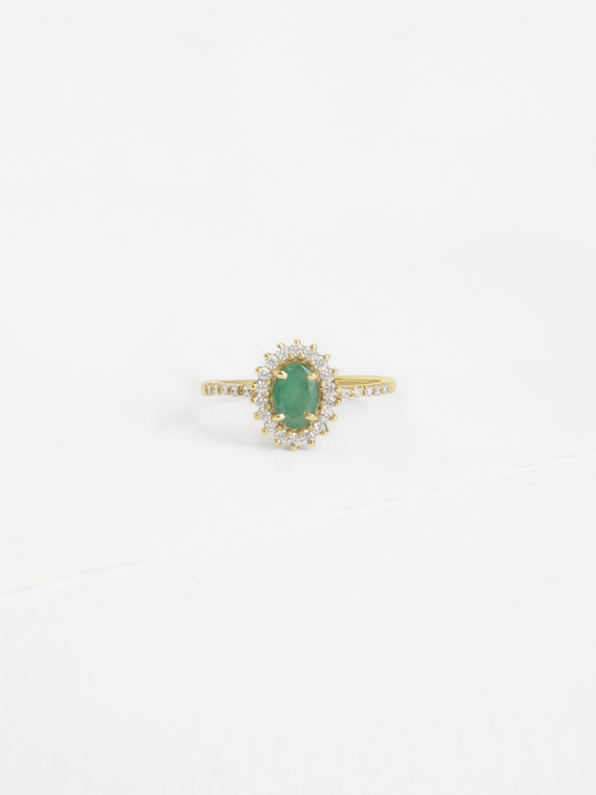 טבעת אמרלד זהב מוקפת זירקונים, טבעת דיאנה אמרלד, טבעת דיאנה זהב, טבעת דיאנה עם אבן חן,