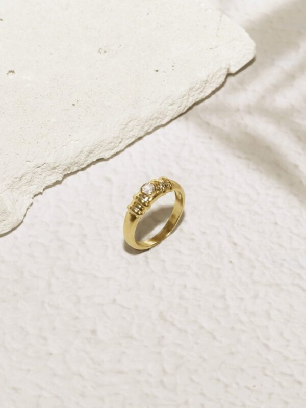 טבעת זהב עבה, טבעת זהב משובצת, טבעת זהב עם אבנים, טבעת זהב משובצת לאישה, טבעת זהב עם זרקונים, טבעת זהב מיוחדת לאישה,