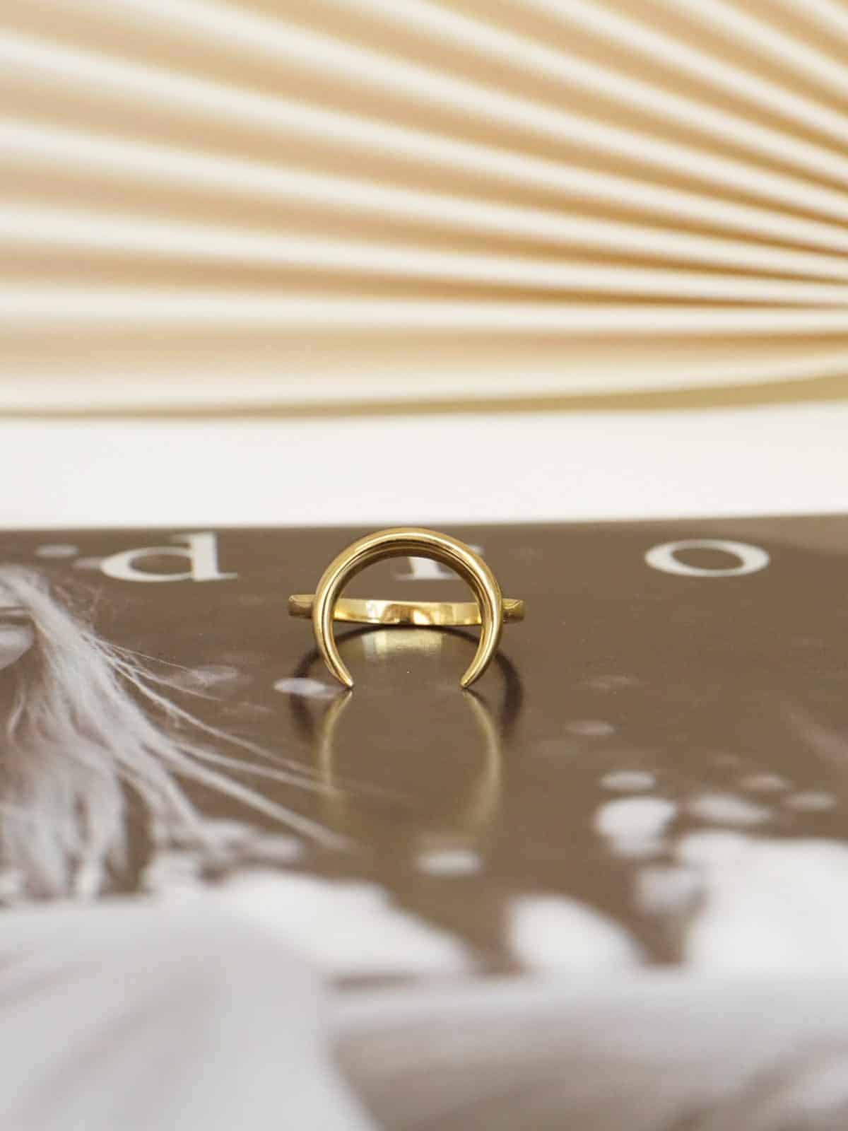 טבעת זהב חצי ירח לאישה, טבעת ירח לאישה, טבעת חצי סהר לאישה, טבעת זהב חלקה לאישה