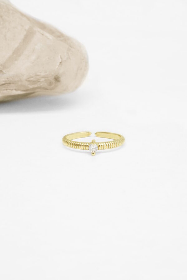 טבעת סוליטר, טבעת זהב סוליטר,טבעת אירוסין יהלום, טבעת אירוסים זולה, טבעת אירוסים זולה, טבעת זהב עם זרקון, טבעת זהב עם שיבוץ, טבעת זהב משובצת,